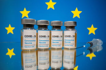 Вакцина от коронавируса на фоне флага Евросоюза
