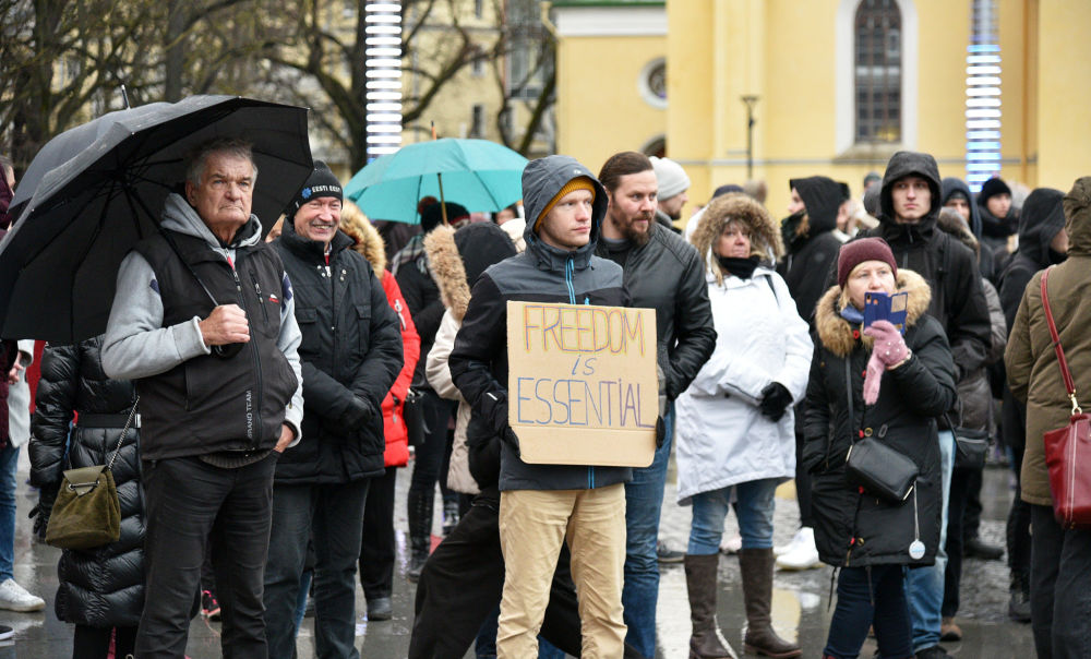 Участники акции протеста "Право на свободное дыхание" на площади Свободы в Таллине