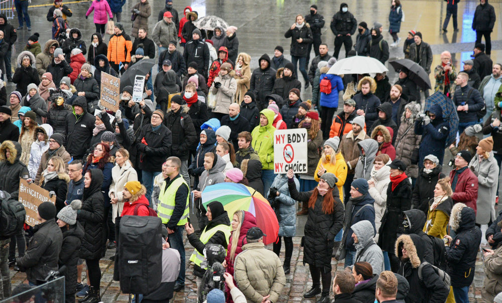 Участники акции протеста "Право на свободное дыхание" на площади Свободы в Таллине