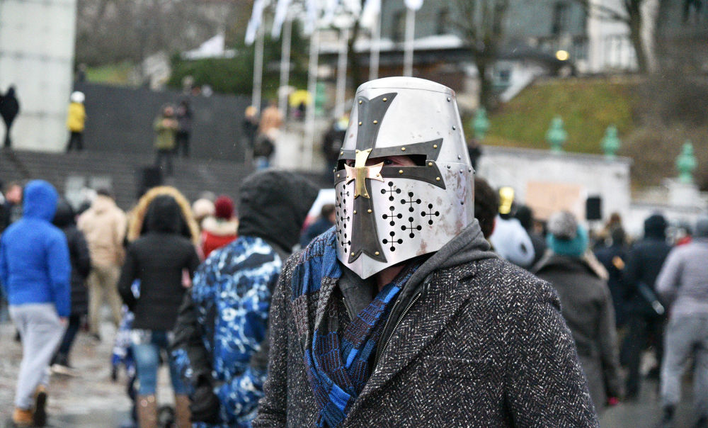 Участник акции протеста "Право на свободное дыхание" на площади Свободы в Таллине