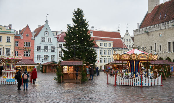 Рождественская ярмарка на Ратушной площади в Таллине