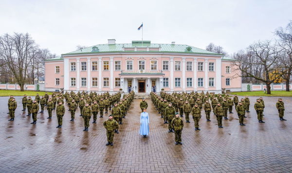 Президент Эстонии Керсти Кальюлайд с военнослужащими батальона охраны у здания канцелярии Президента Республики в Кадриорге