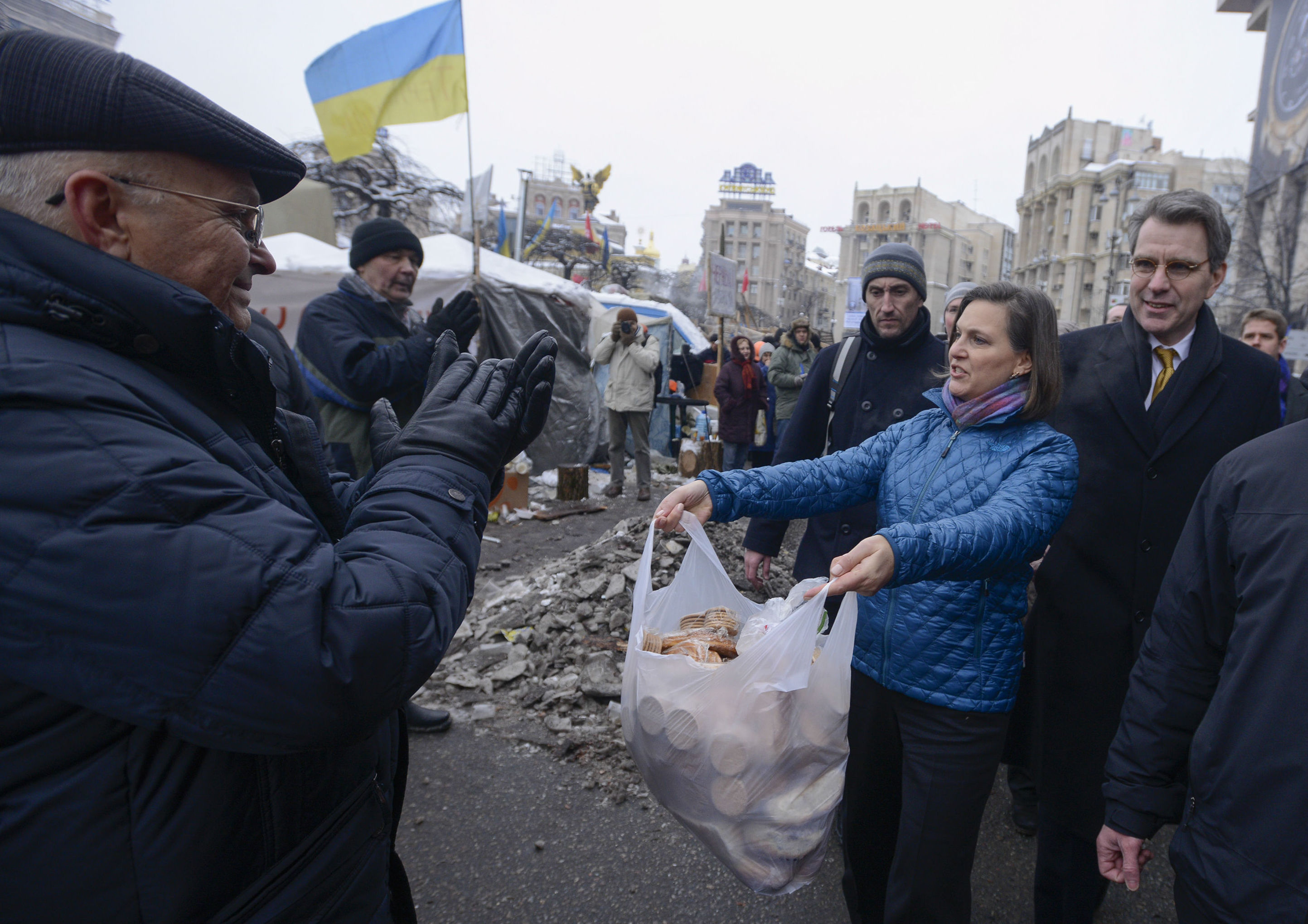 Помощник госсекретаря США Виктория Нуланд  на Площади Независимости в Киеве