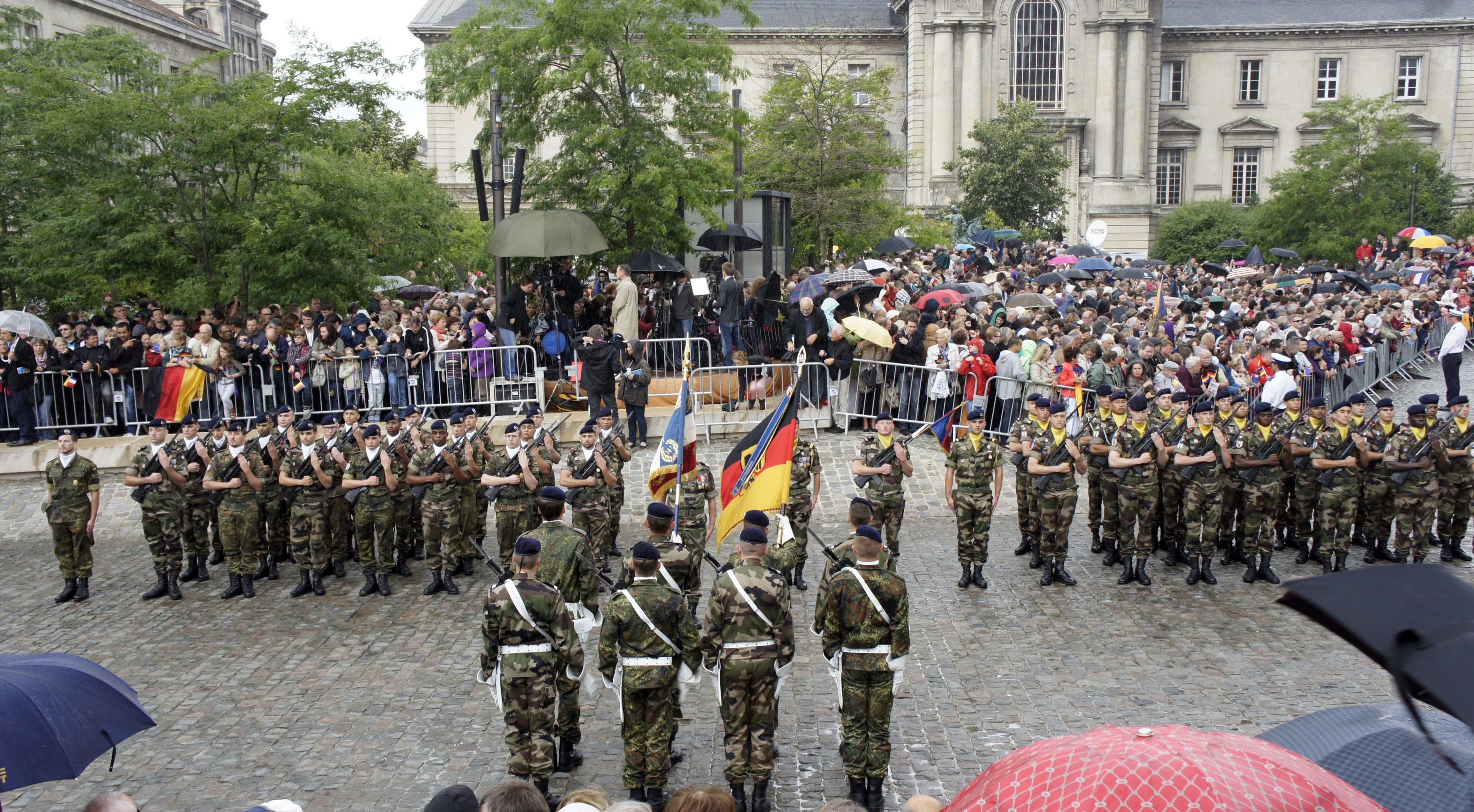 Парад франко-германской бригады в Реймсе в честь 50-летия франко-германской дружбы