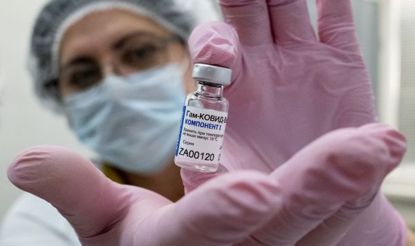 Медработник демонстрирует "компонент 1" вакцины от коронавируса "Спутник V"