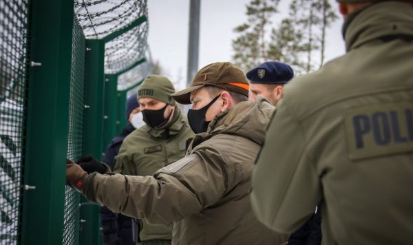 Министр внутренних дел Эстонии Алар Ланеман осматривает ограждение на участке пограничной полосы на границе Эстонии и России