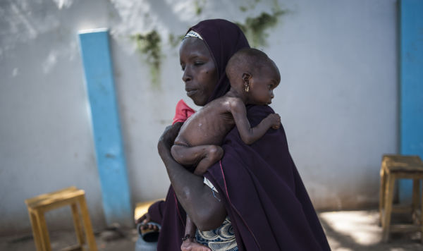 Мать с недоедающим ребенком в Нигерии