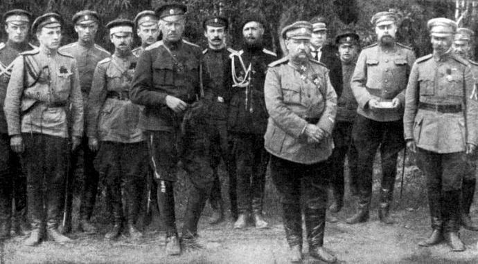 Командование Северо-Западной армиии летом 1919 г. В центре, со скрещенными спереди руками – генерал Николай Юденич, слева от него – генерал-майор Александр Родзянко