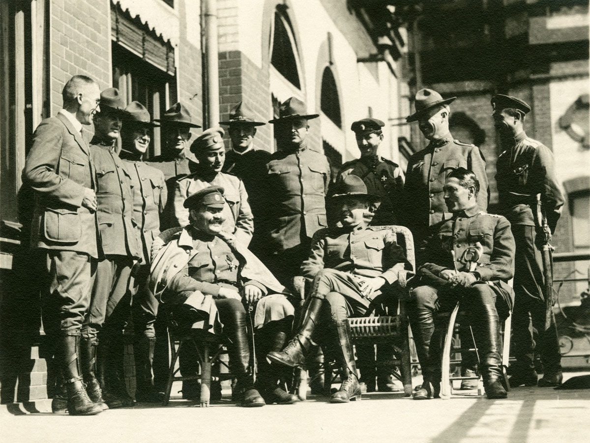 Атаман Г. М. Семенов с представителями американской миссии. Владивосток, 1918 г.