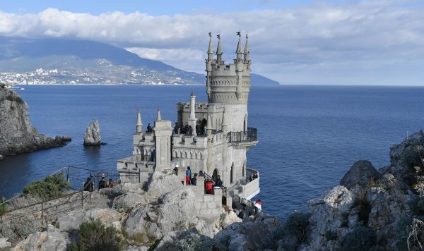 Дворец-замок "Ласточкино гнездо", открытый после реконструкции в Крыму