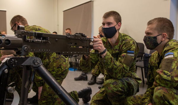 Эстонские солдаты на занятиях