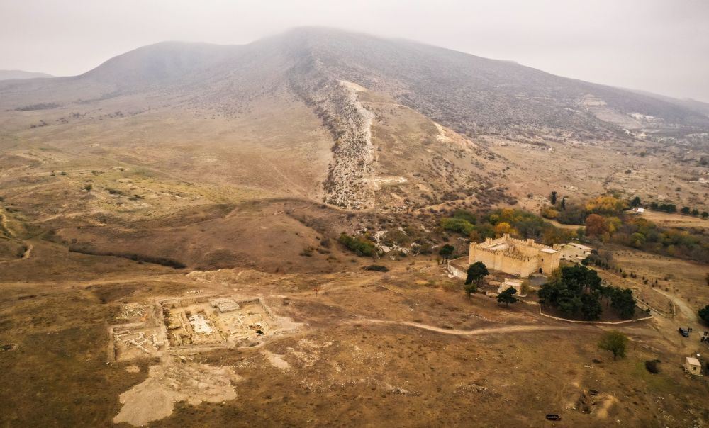 Крепость Шахбулаг в Агдамском районе Азербайджана (справа) и раскопки древнего города Тигранакерта