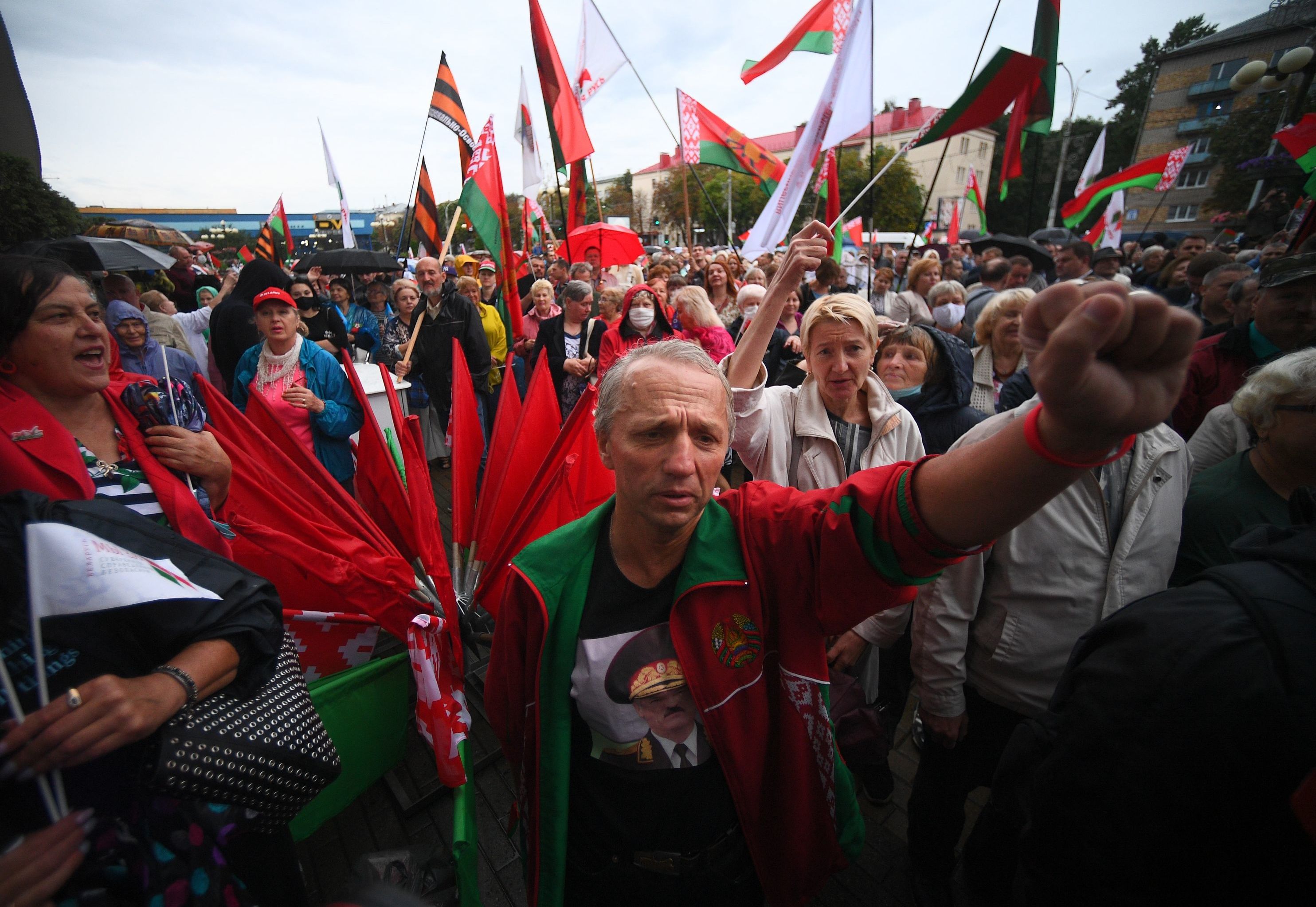Участники акции в поддержку президента Белоруссии Александра Лукашенко в Минске