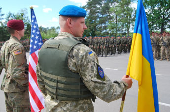 Американские и украинские военнослужащие на построении