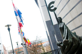 Статуя Евро у здания Европейского парламента
