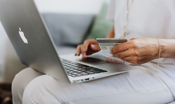 Женщина с кредитной картой за компьютером