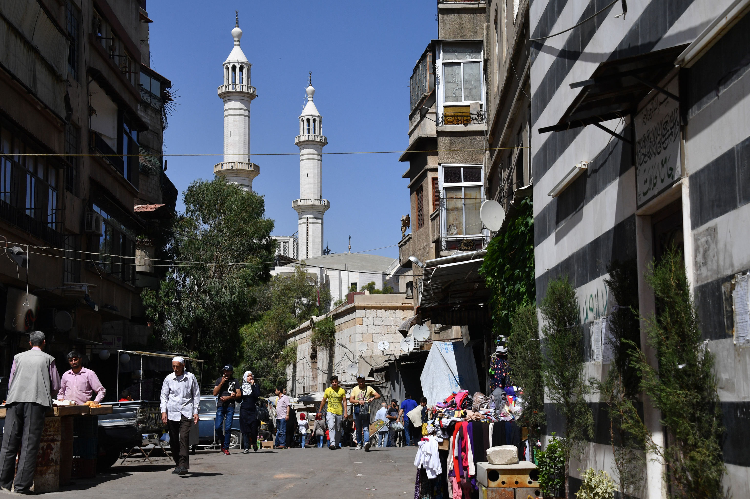 Жители на одной из улиц Дамаска