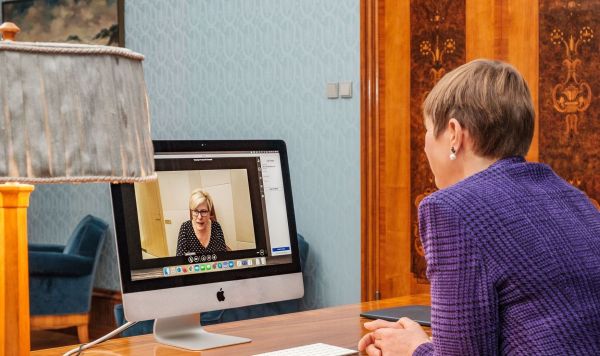Президент Эстонии Керсти Кальюлайд проводит видеовстречу с премьер-министром Литвы Ингридой Шимоните