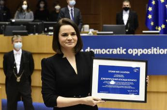 Светлана Тихановская с премией Сахарова в области прав человека на церемонии награждения в Европейском парламенте в Брюсселе 16 декабря 2020 г