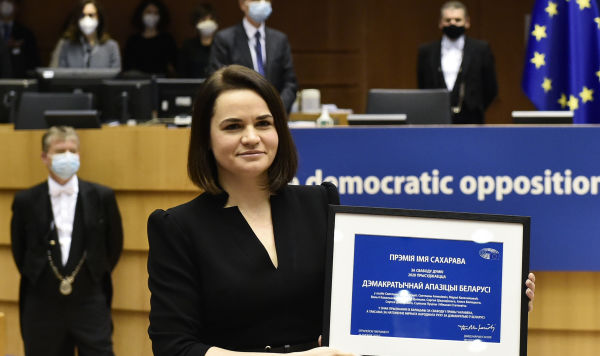 Светлана Тихановская с премией Сахарова в области прав человека на церемонии награждения в Европейском парламенте в Брюсселе 16 декабря 2020 г