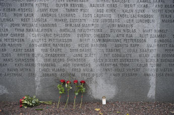 Цветы и свечи у мемориала памяти жертв крушения парома "Эстония", остров Юргорден, Стокгольм, Швеция, 28 сентября 2019 года