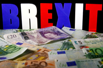Евро и фунты на фоне надписи Brexit