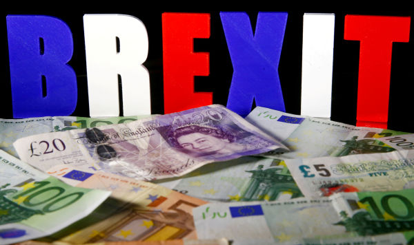 Евро и фунты на фоне надписи Brexit
