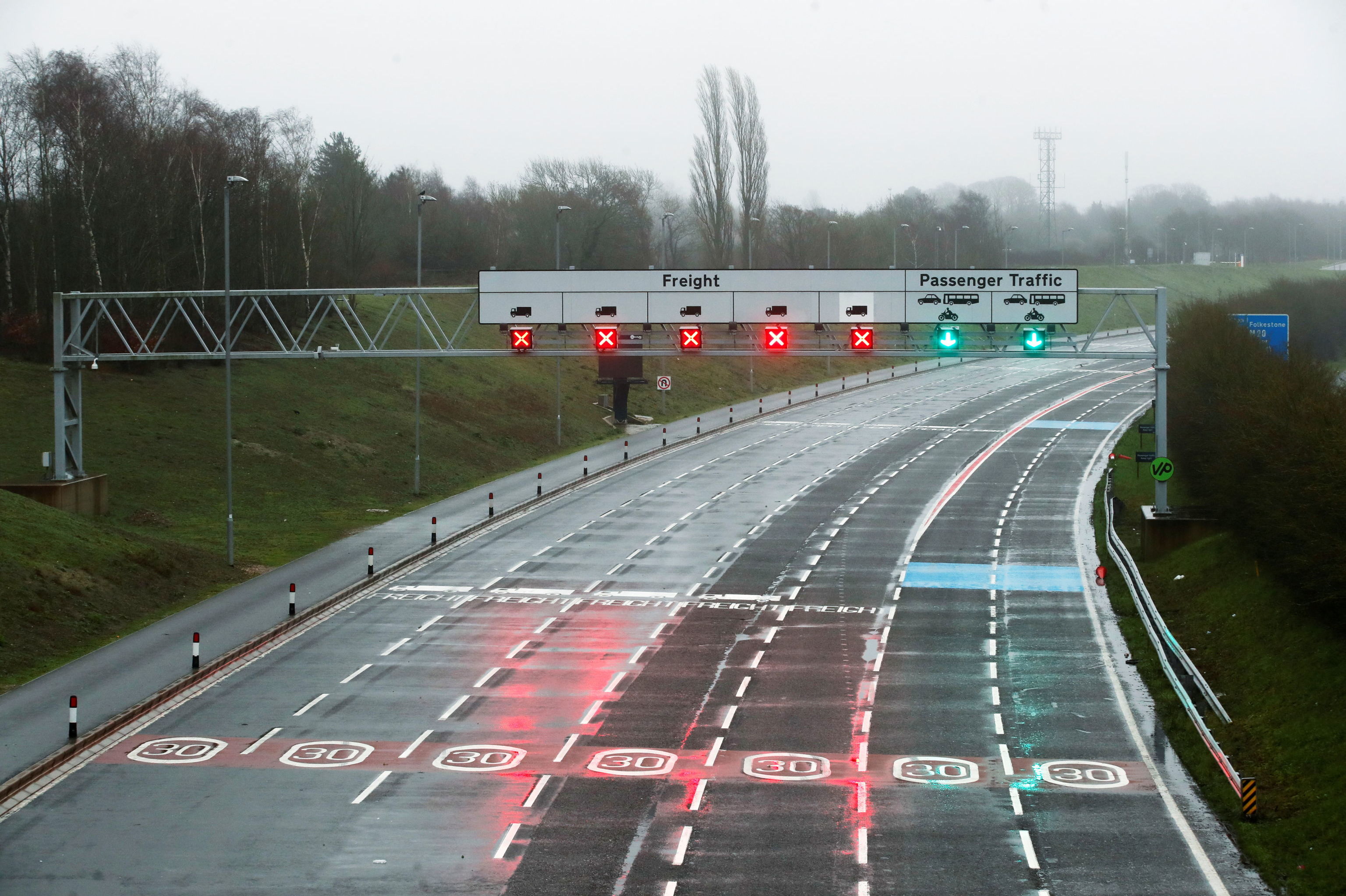 Пустые дороги в Евротоннель после запрета на въезд из Великобритании в страны ЕС