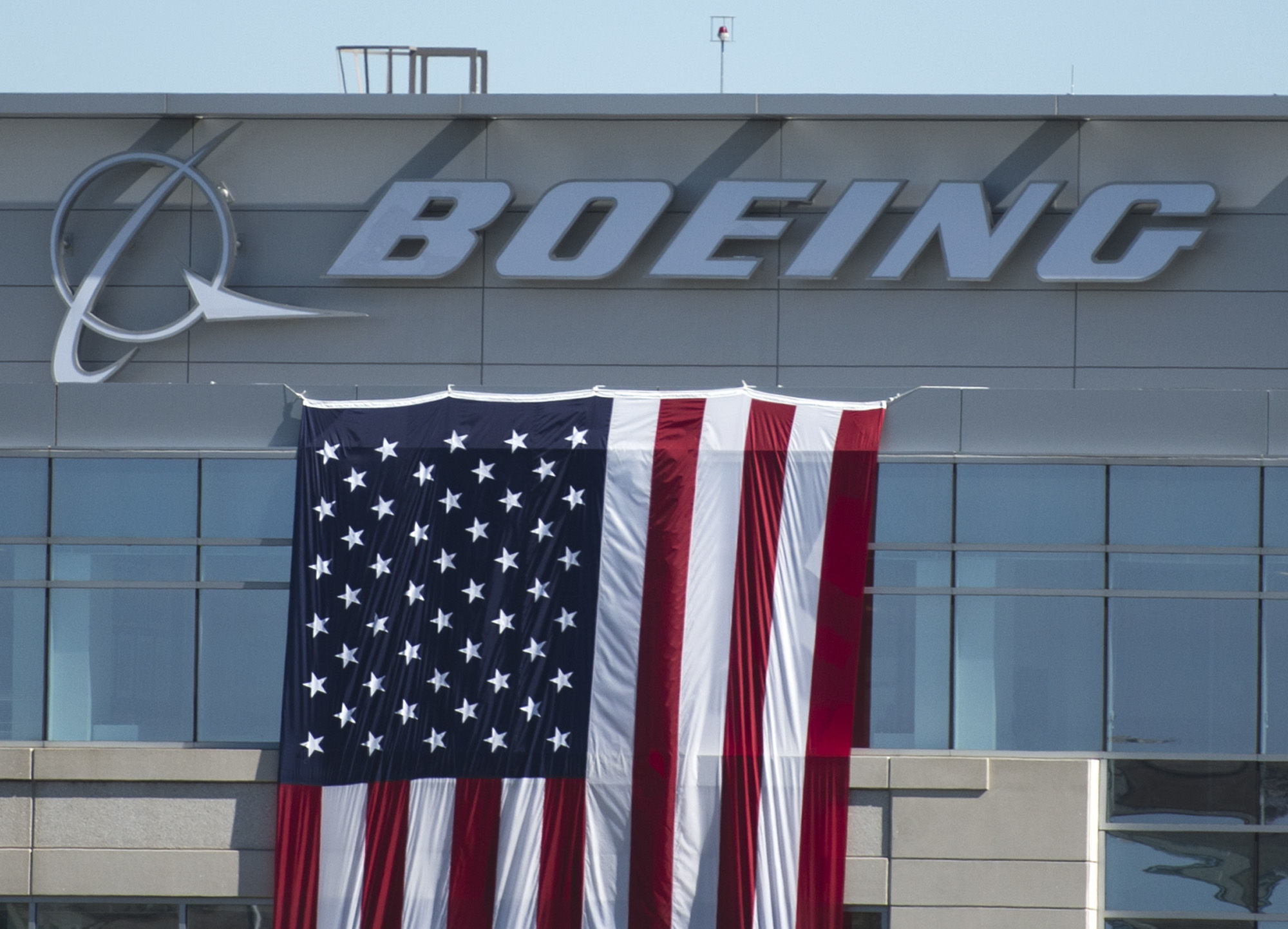 Флаг США на фоне офиса Boeing в Вашингтоне