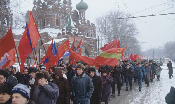 Марш участников митинга против роста цен и роспуска СССР к зданию телецентра "Останкино"