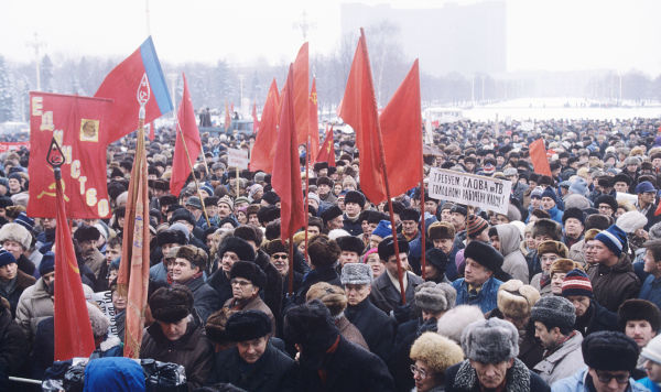 Митинг против роста цен и роспуска СССР у главного входа на ВДНХ