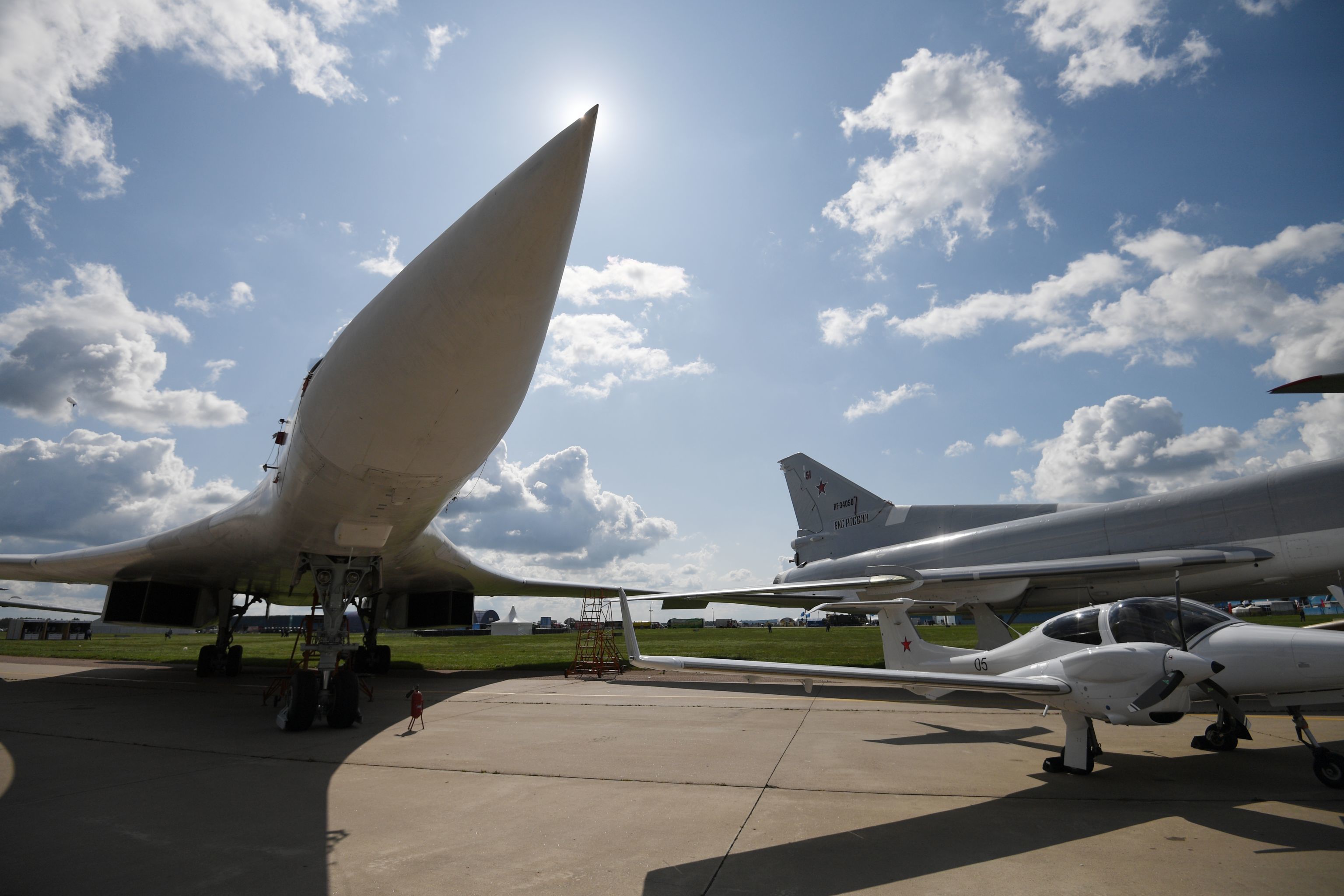 Стратегический бомбардировщик-ракетоносец Ту-160 