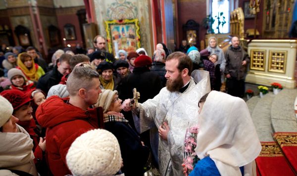 Прихожане и  священнослужитель в Таллинском кафедральном Александро-Невском соборе