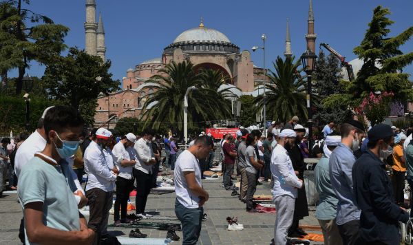 Мусульмане на площади Султанахмет у собора Святой Софии в Стамбуле