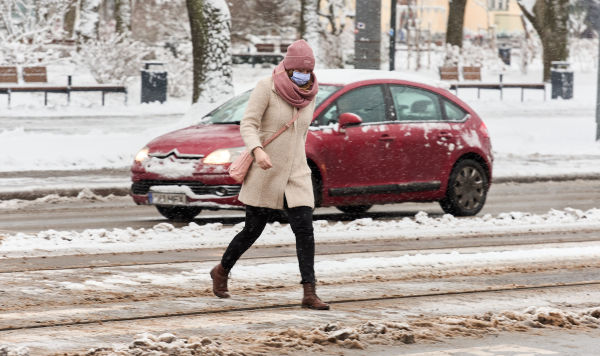 Зимний  Таллин. Девушка в маске на перекрестке
