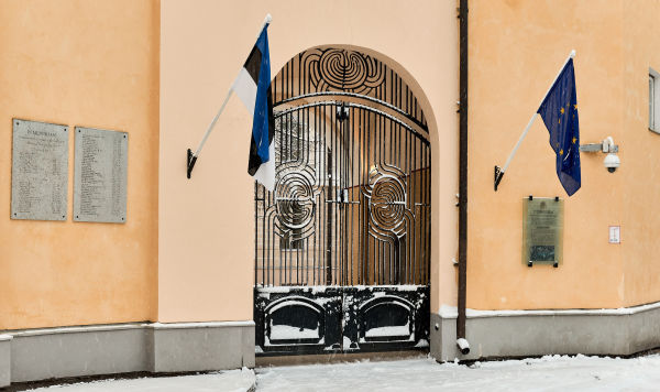 Зимний Таллин. Ворота дома Стенбока – резиденции Правительства Эстонской Республики и Госканцелярии
