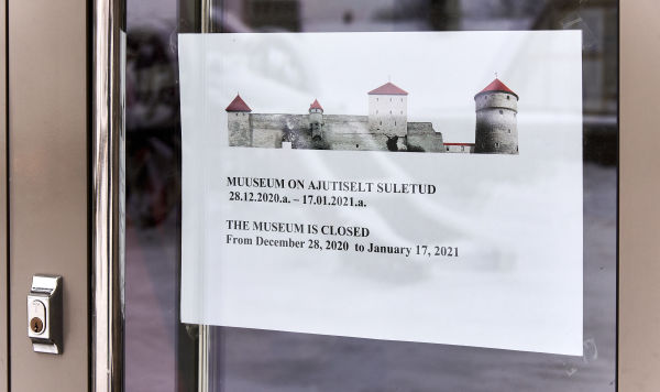 Зимний Таллин. Объявление о закрытии  музея на карантин