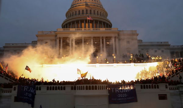 Сторонники президента Дональда Трампа штурмуют здание Капитолия в Вашингтоне, 6 января 2021 года