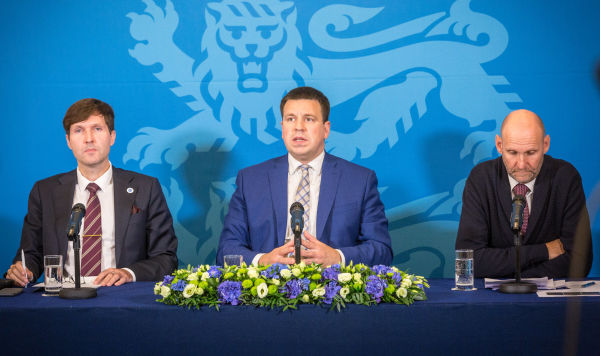 Мартин Хельме, Юри Ратас и Хелир-Вальдор Сеэдер (слева направо)