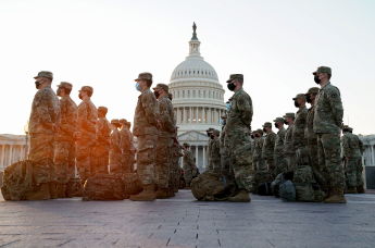 Члены Национальной гвардии США перед зданием Капитолия в  Вашингтоне