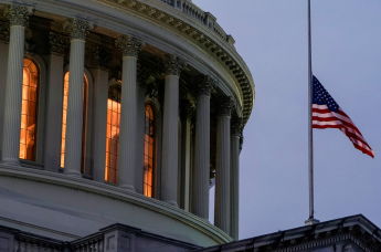 Флаг США у здания Капитолия в Вашингтоне