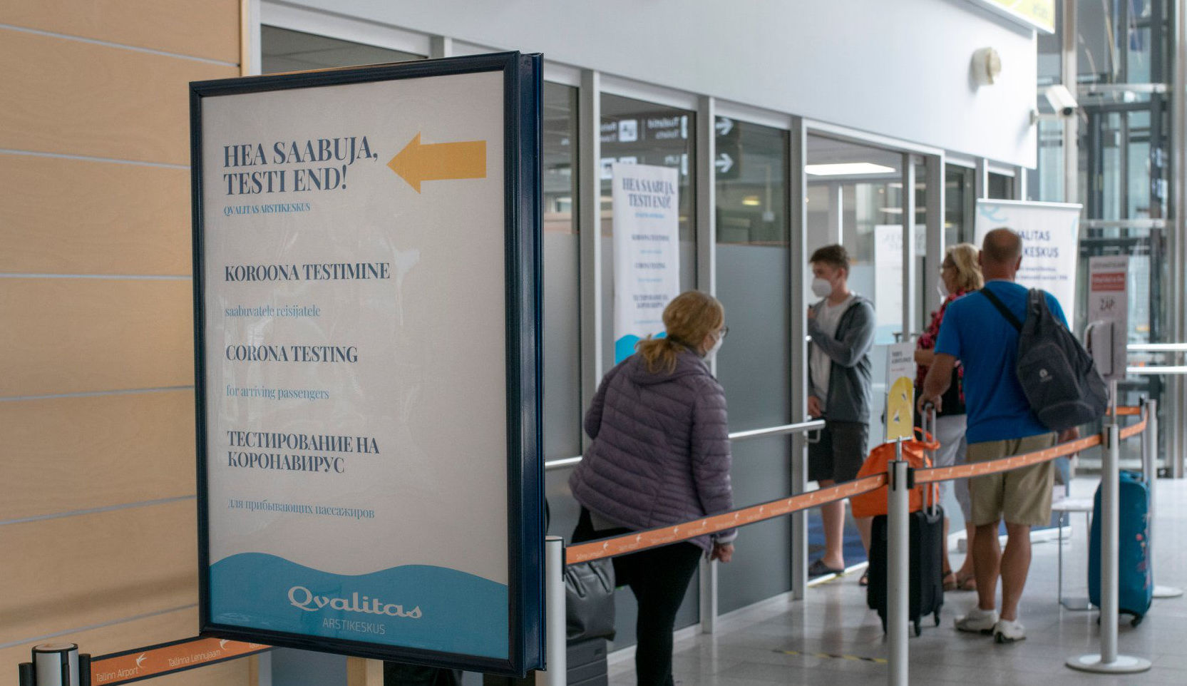 Информационный щит о тестировании на коронавирус в Таллинском аэропорту