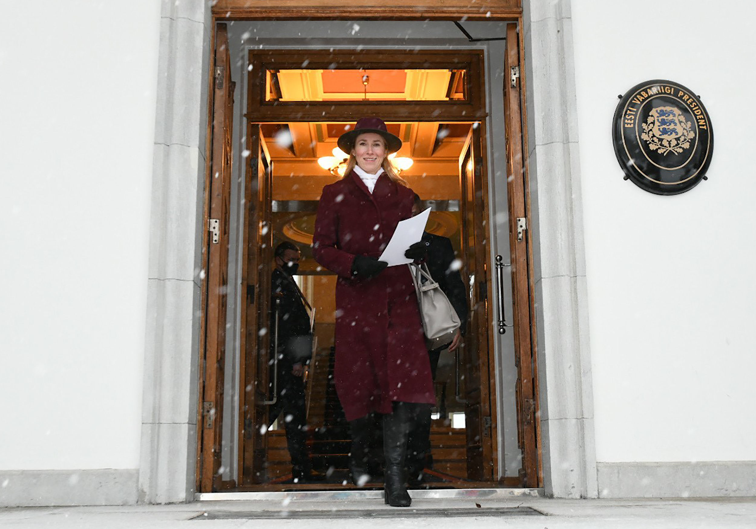Председатель Партии Реформ Кая Каллас покидает резиденцию президента Эстонии в Кадриорге, 14 января 2021 года