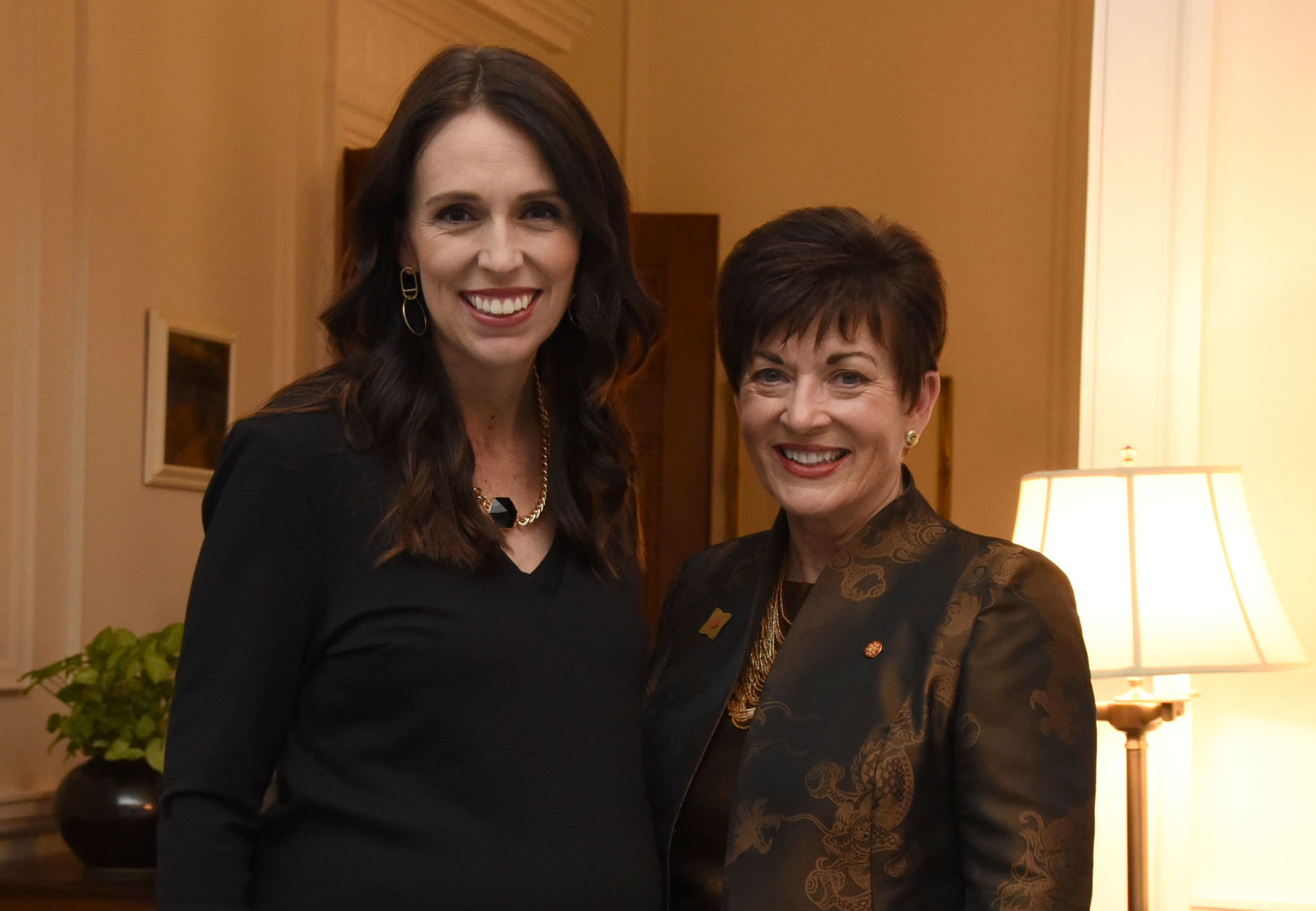 Джасинда Ардерн (слева) и генерал-губернатор Новой Зеландии Пэтси Редди