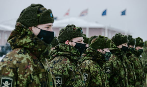 Эстонские военнослужащие на построении