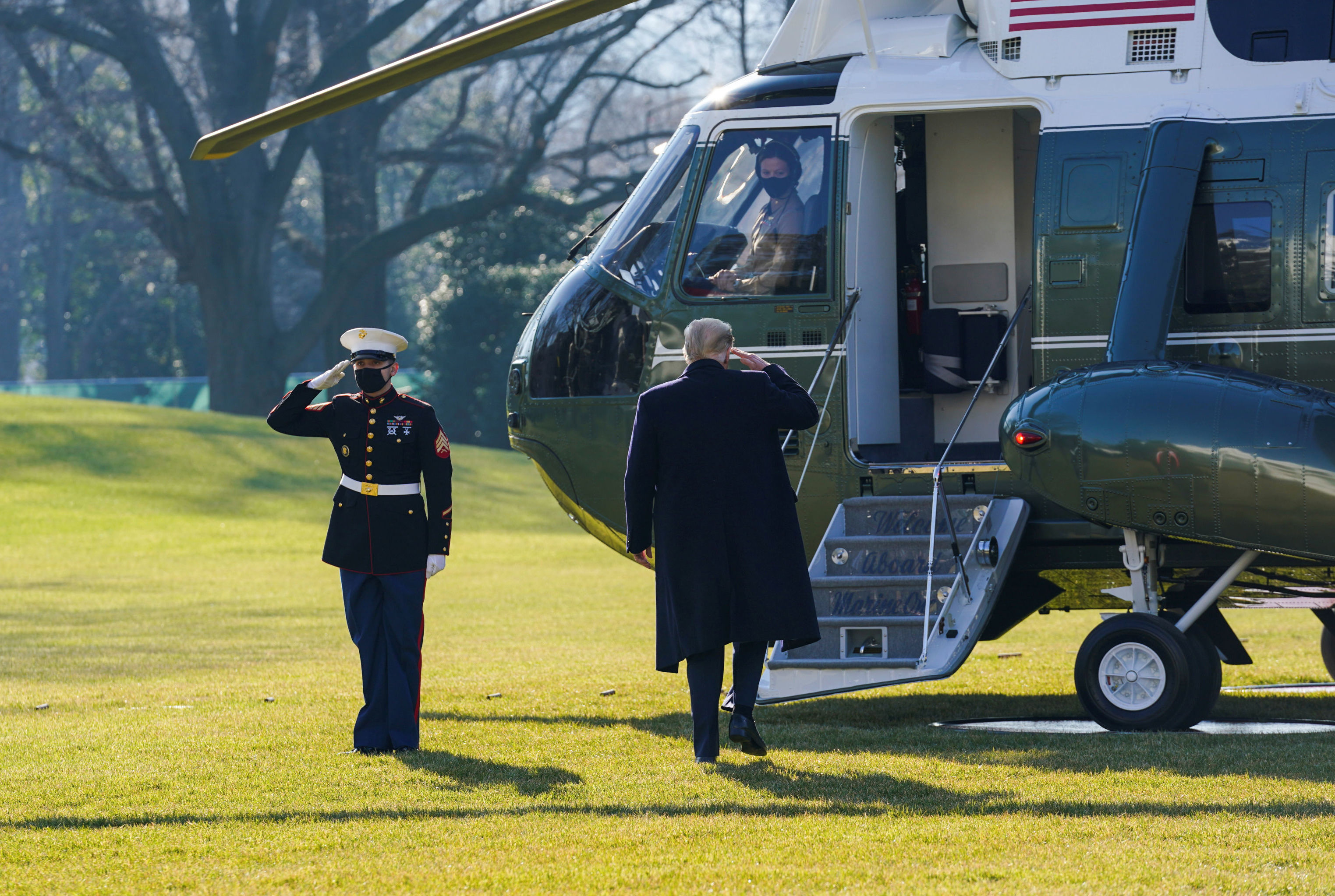 Дональд Трамп садится в вертолет