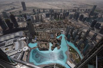 Вид на музыкальный фонтан "Дубай" со смотровой площадки небоскреба Бурдж Халифа