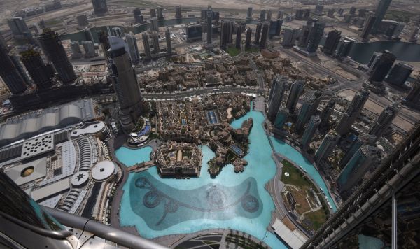 Вид на музыкальный фонтан "Дубай" со смотровой площадки небоскреба Бурдж Халифа