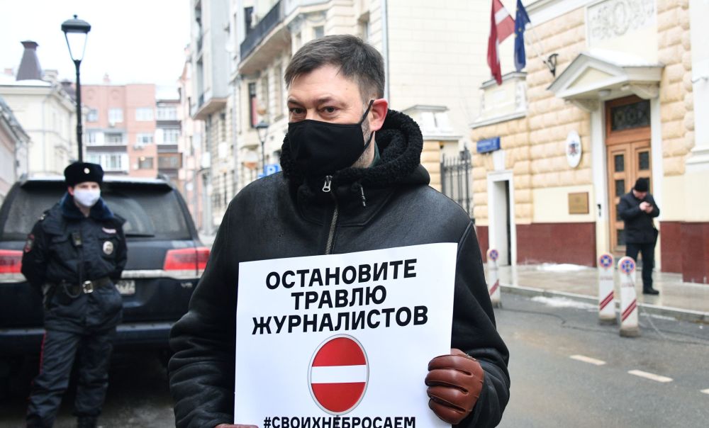 Одиночный пикет Кирилла Вышинского у посольства Латвии в Москве, 26 января 2021 год
