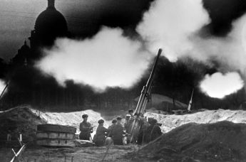 Батарея зенитных орудий у Исаакиевского собора ведет огонь, отражая ночной налет немецкой авиации. Блокадный Ленинград, 1941 год